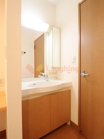 諏訪野町積水ハウス中古戸建の独立洗面台|2階にも洗面台を設置。朝の身支度や就寝前の利用に便利です。