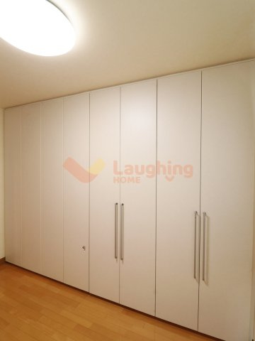 諏訪野町積水ハウス中古戸建の収納|大容量の壁面クローゼット付き。衣類や荷物をすっきり収納できます。