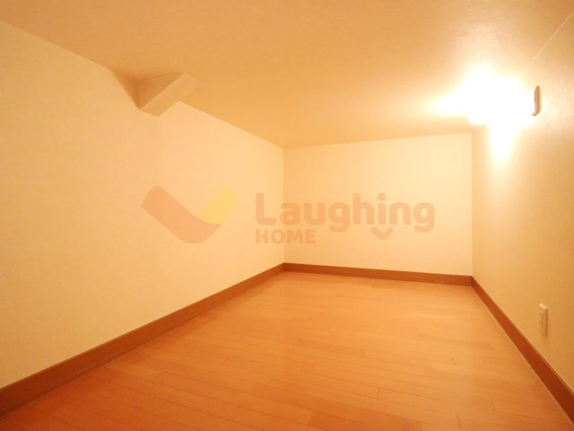 諏訪野町積水ハウス中古戸建の子供部屋|収納や趣味スペースとして使えるロフト付き。空間を有効活用できます。