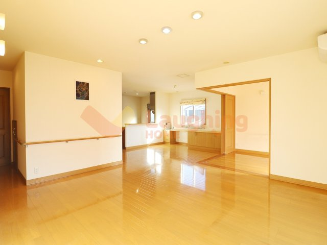 諏訪野町積水ハウス中古戸建の居間・リビング|約24帖の広々LDK。家族がゆったり過ごせる開放的な空間。大きな窓から光が入る、明るく開放感のあるLDK空間です。