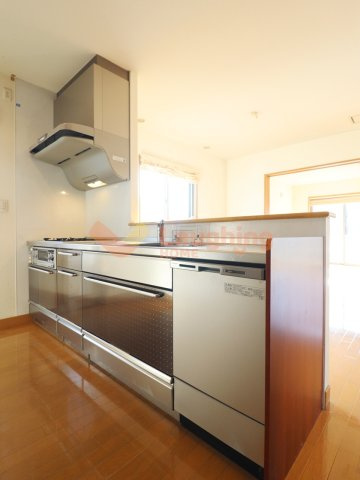 諏訪野町積水ハウス中古戸建のキッチン|リビングを見渡せる対面キッチン。家事動線も良好です。家事がはかどる食洗器付きです。