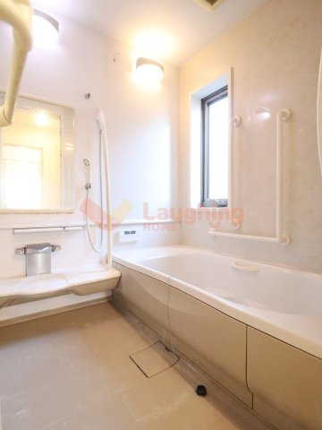 諏訪野町積水ハウス中古戸建の浴室|窓付きで明るくゆったり入れるバスタブです。明るさと使いやすさを兼ね備えた、快適な浴室です。