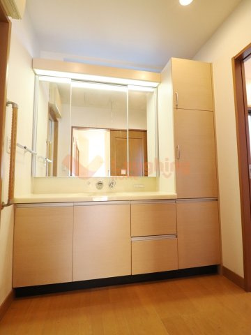 諏訪野町積水ハウス中古戸建の独立洗面台|三面鏡付き洗面台。使いやすさと収納力を両立。