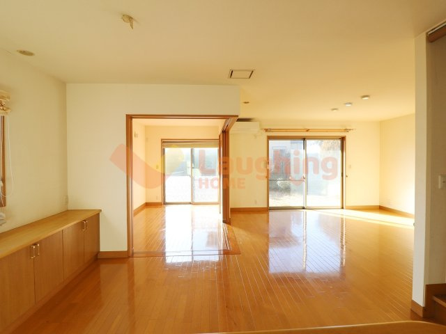 諏訪野町積水ハウス中古戸建の居間・リビング|家族が自然と集まるゆとりのLDK空間。隣接洋室と一体利用も可能です。