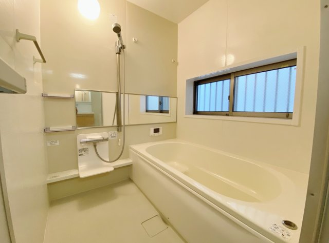 練馬区谷原1丁目の浴室|一坪タイプの浴室は足を伸ばしてゆっくりバスタイムを楽しめます
浴室換気乾燥機が標準装備です