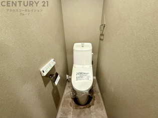 温水洗浄便座付トイレは温水洗浄機能により、暖かい水でおしりを洗浄することができ、冷たい水を使う従来の便座に比べ、温水洗浄機能で暖かいトイレを提供し、快適な使用を可能にします。