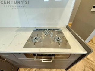 多数の調理器具を同時に使用でき、料理の効率化が可能。省エネで節約になり、様々な料理スタイルに適応できます。また、火力調整が独立しており、手入れや掃除もしやすく、今よりもっとお料理が楽しくなるかも。