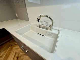 衛生的であること、操作性が向上すること、節水になること、そして掃除が楽になることです。水栓に触れずに手をかざすだけで吐水・止水できるため、調理中に手が汚れていても清潔に保て、感染症予防にもつながります