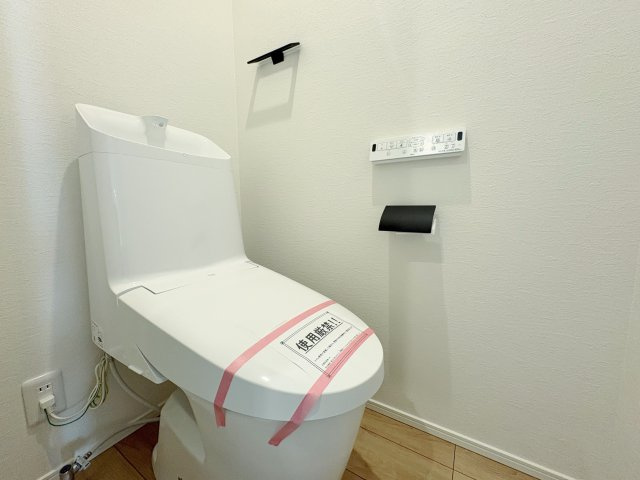 板橋区上板橋2丁目 全4棟 1号棟のトイレ|トイレは1階、2階それぞれ設置しているので忙しい朝にも便利です(1号棟)