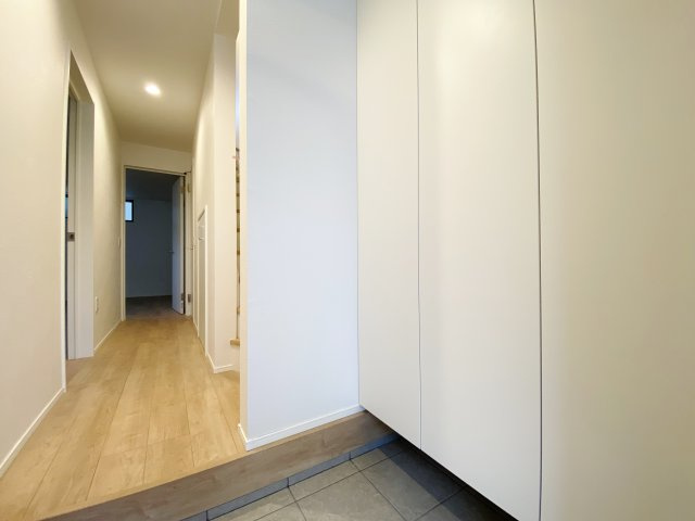 板橋区上板橋2丁目 全4棟 1号棟の玄関|家の顔でもある玄関にはホールを設けゆとりある空間を演出しています(1号棟)