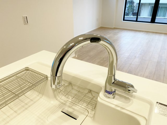 板橋区上板橋2丁目 全4棟 1号棟のキッチン|衛生的にお料理ができるタッチレス水栓