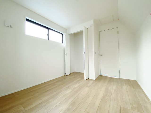 板橋区上板橋2丁目 全4棟 1号棟の洋室|3階5.1帖洋室(納戸表記)
2面開口の明るく快適な洋室です(1号棟)