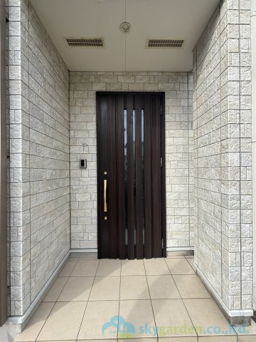 平塚市田村　中古戸建の玄関