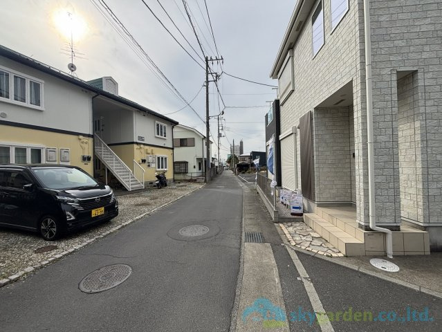 平塚市田村　中古戸建の前面道路含む現地写真