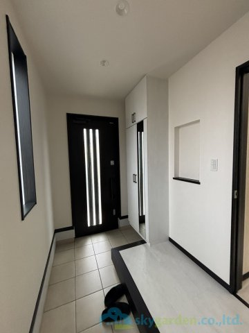 平塚市田村　中古戸建の玄関