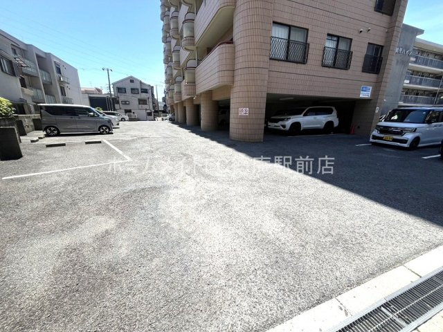 鶴見緑地ハイツ弐番館の駐車場