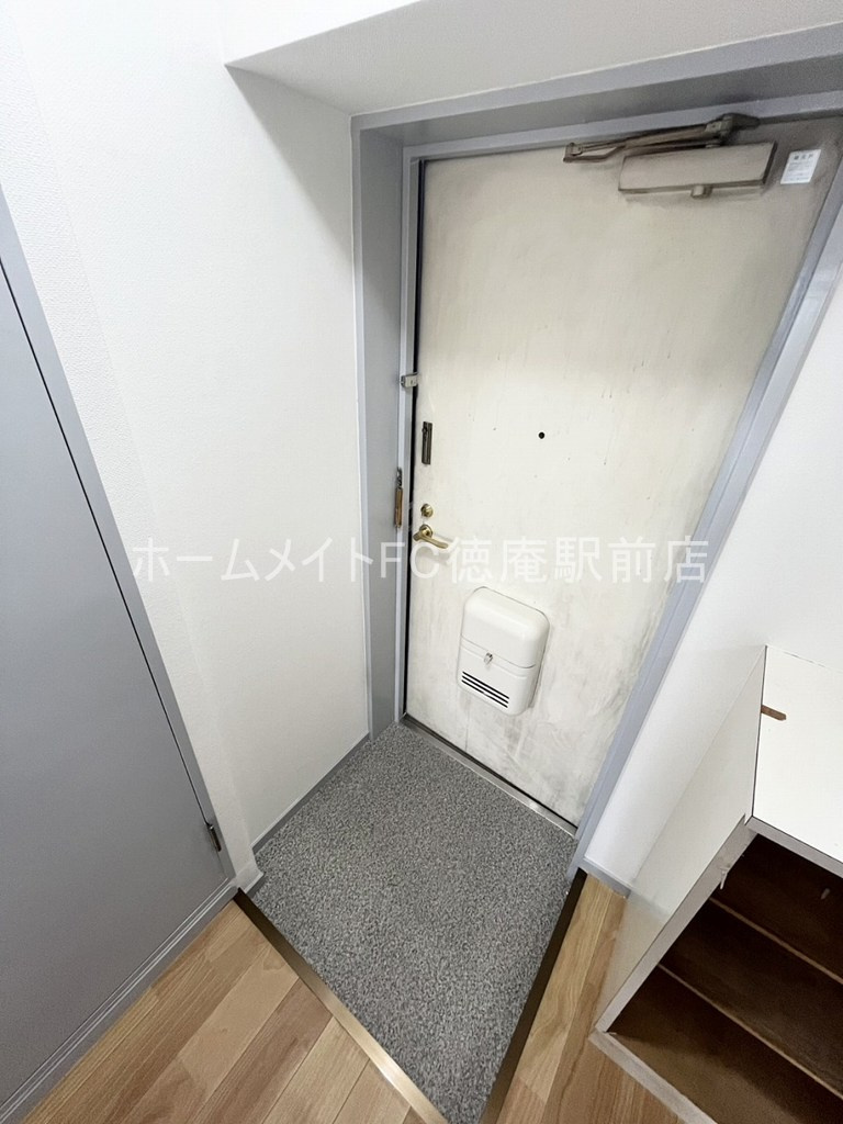 鶴見緑地ハイツ弐番館の玄関