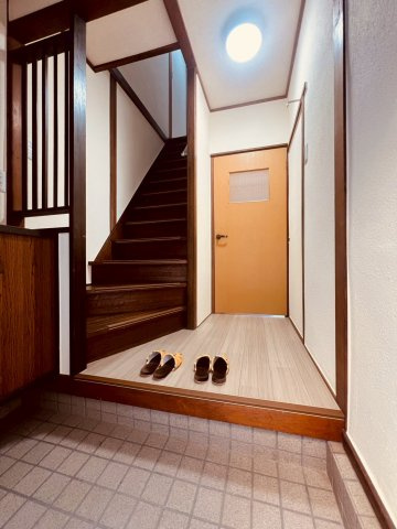 山手6丁目貸家の玄関