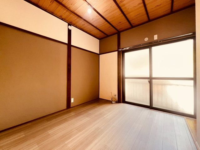 山手6丁目貸家の寝室