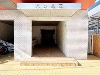 【エントランス】 | お客様を、そして住人を出迎えてくれるマンションのエントランス。ゴミが落ちていないことからも、管理状態の良さや住民の節度の高さが見て取れます。～即日のご見学可能～　お問合せはお気軽にどうぞ。
