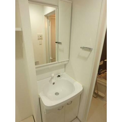 SQUARE CITY TSURUMI VEELKLEURIGの洗面所