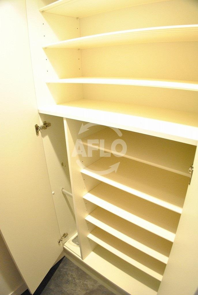 プレサンス北浜パレスの玄関|シューズボックス