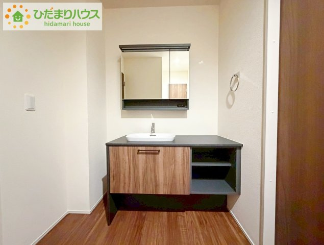 郡山市亀田２丁目第２　新築戸建　2号棟の独立洗面台|三面鏡の大きな鏡は憧れます(^^♪ 鏡の後ろは収納となっていて、細かいものでも収納できるのでスッキリと整理できます！