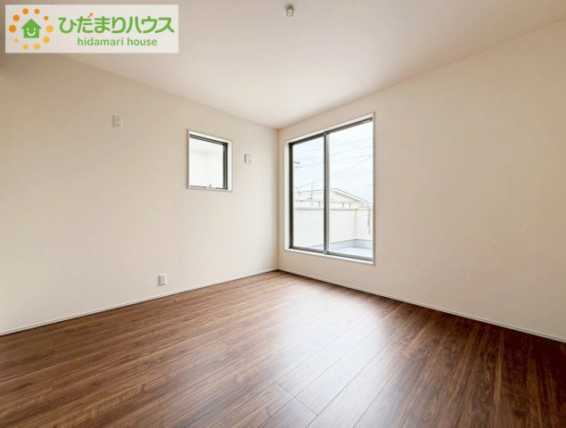 郡山市亀田２丁目第２　新築戸建　2号棟の寝室|広めの主寝室は、ベッドの他にもパソコンデスクやドレッサーなども置けちゃいます(*^-^*)