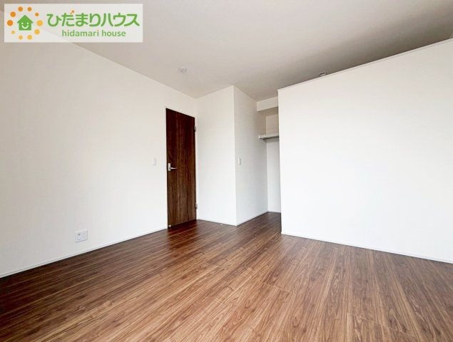 郡山市亀田２丁目第２　新築戸建　2号棟の寝室|バルコニーに面していて、たっぷり光りの入る明るい主寝室です！