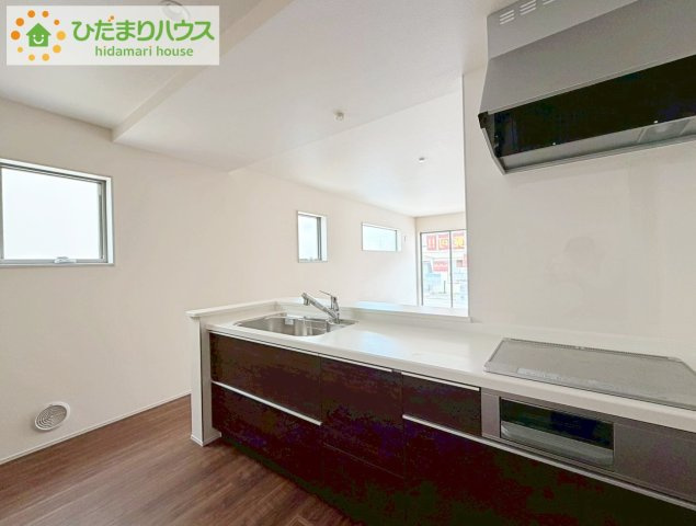 郡山市亀田２丁目第２　新築戸建　2号棟のキッチン|料理をしながらでも、ご家族との会話を楽しめる対面式キッチン