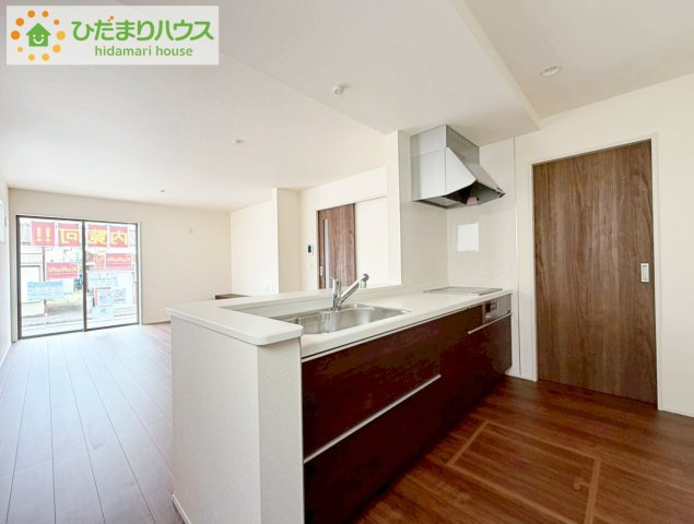 郡山市亀田２丁目第２　新築戸建　2号棟のキッチン|ご家族と会話しながら、お料理だって出来ちゃいます☆彡