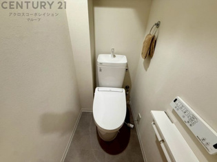 温水洗浄便座付トイレは温水洗浄機能により、暖かい水でおしりを洗浄することができ、冷たい水を使う従来の便座に比べ、温水洗浄機能で暖かいトイレを提供し、快適な使用を可能にします。