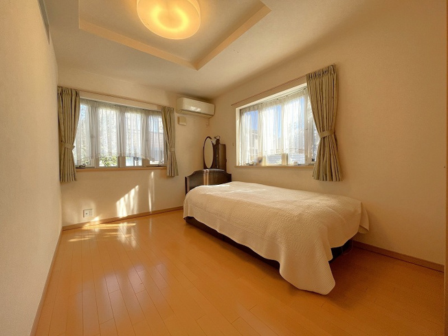 【寝室】 | 板橋区赤塚5丁目　中古一戸建住宅　（成増店） | 通風・採光を考慮した快適な住まい