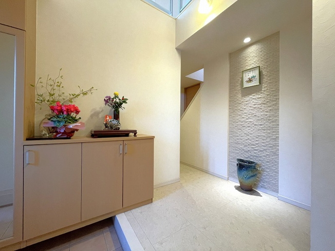 【玄関】 | 板橋区赤塚5丁目　中古一戸建住宅　（成増店） | 大容量のシューズイボックスで玄関もスッキリ