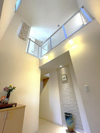 【玄関】 | 板橋区赤塚5丁目　中古一戸建住宅　（成増店） | 吹き抜けのある明るい玄関