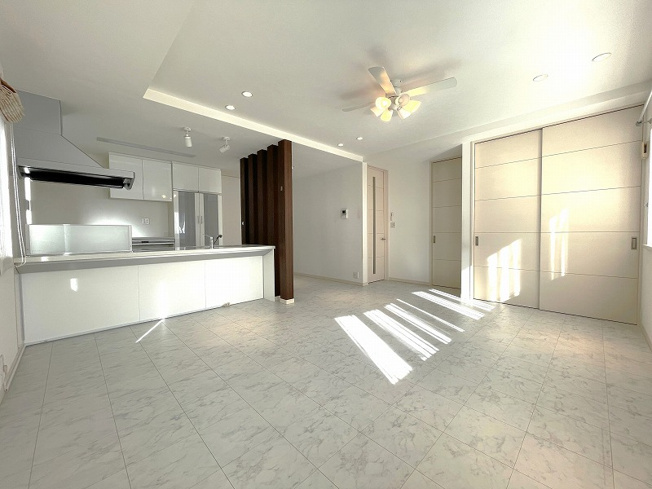 【居間・リビング】 | 板橋区赤塚5丁目　中古一戸建住宅　（成増店） | 2階リビングはプライバシー重視のやすらぎ空間
