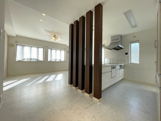 【居間・リビング】 | 板橋区赤塚5丁目　中古一戸建住宅　（成増店） | 広いリビングはソファー等も楽々置けます
