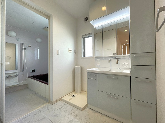 【独立洗面台】 | 板橋区赤塚5丁目　中古一戸建住宅　（成増店） | 洗面所には便利な収納棚を設置、着替えやタオル類をすっきり収納
