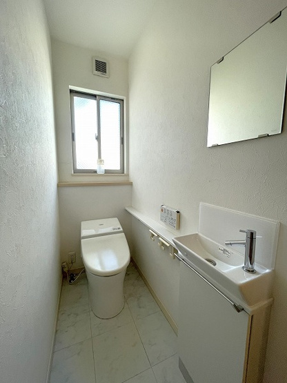 【トイレ】 | 板橋区赤塚5丁目　中古一戸建住宅　（成増店） | 白でまとめた清潔感のあるトイレ
