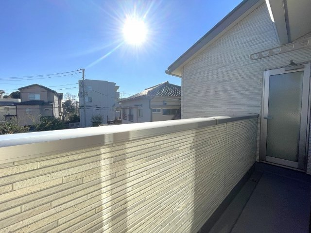 【バルコニー】 | 板橋区赤塚5丁目　中古一戸建住宅　（成増店） | 光と風を誘う窓やバルコニーが、快適な住空間を感じさせる
