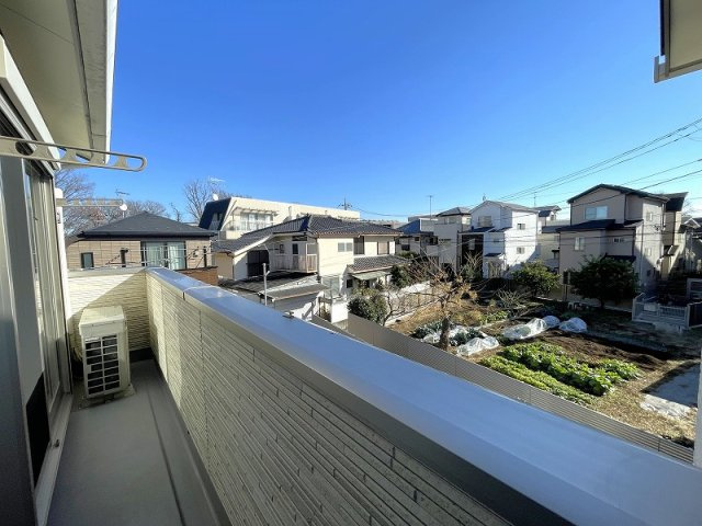 【バルコニー】 | 板橋区赤塚5丁目　中古一戸建住宅　（成増店） | 陽光・通風を確保した南向きの快適空間

