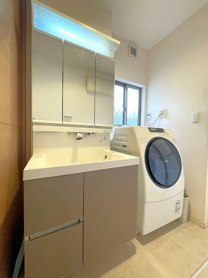 【独立洗面台】 | 板橋区赤塚5丁目　中古一戸建住宅　（成増店） | ワイドボウル、ポケット収納もついた洗面化粧台
