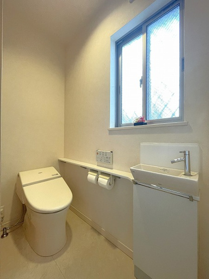【トイレ】 | 板橋区赤塚5丁目　中古一戸建住宅　（成増店） | 窓のある明るいトイレ