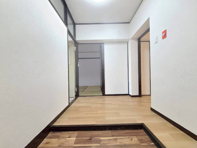 【玄関】 | 星陵台住宅一号棟 | 玄関スペースはゆとりございます。お好みのシューズボックスを設置いただけます。