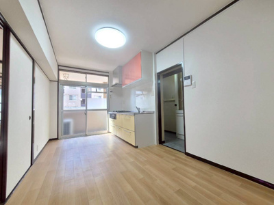 【居間・リビング】 | 星陵台住宅一号棟 | 南向きで明るいダイニング。陽当たりも心地よく快適にお過ごしいただけます。