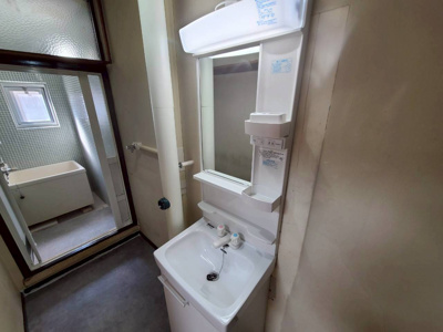 【洗面所】 | 星陵台住宅一号棟 | 独立洗面台。お湯は出ませんが、毎朝の支度には充分です。