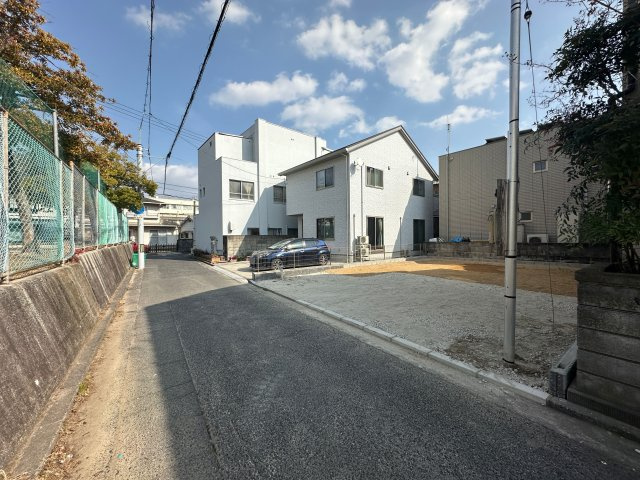 ●西区草津東2丁目の前面道路含む現地写真|約4mの前面道路。
交通量は少なく、主要道路(宮島街道)からも少し離れているため車の走行音はほとんど気になりません！