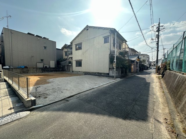 ●西区草津東2丁目の前面道路含む現地写真|目の前に公園があり、保育園、小学校も徒歩2分☆
皮膚科や内科、歯科など病院も徒歩圏内に多数あり子育て世帯におすすめの物件です♪