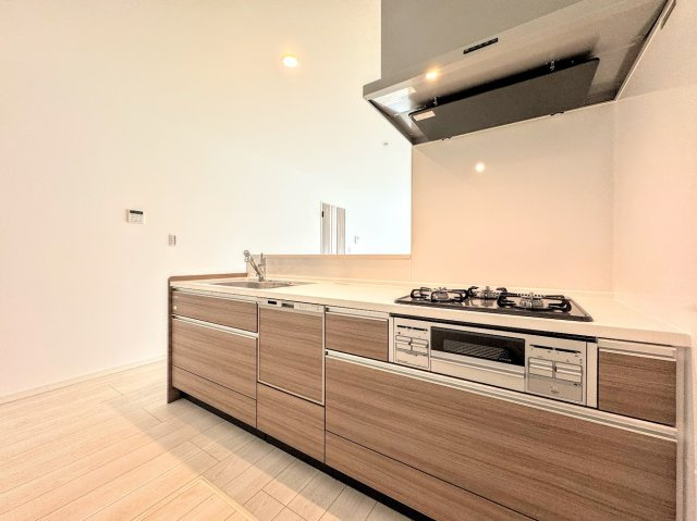 茅ヶ崎市柳島2丁目　新築一戸建のキッチン|◆デザイン性と機能性を兼ね備えたキッチンです。リビングスペースとの一体感が生まれ、広々空間を演出してくれます。