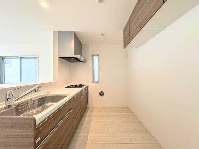 茅ヶ崎市柳島2丁目　新築一戸建のキッチン|◆ご家族皆さんで調理ができる位のスペースを実現したキッチン空間となっております。みんなで作った料理を召し上がりながらの会話は、どのような物になるのでしょうか。